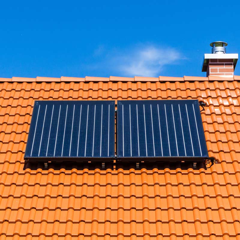 Dach mit Solarthermiekollektoren